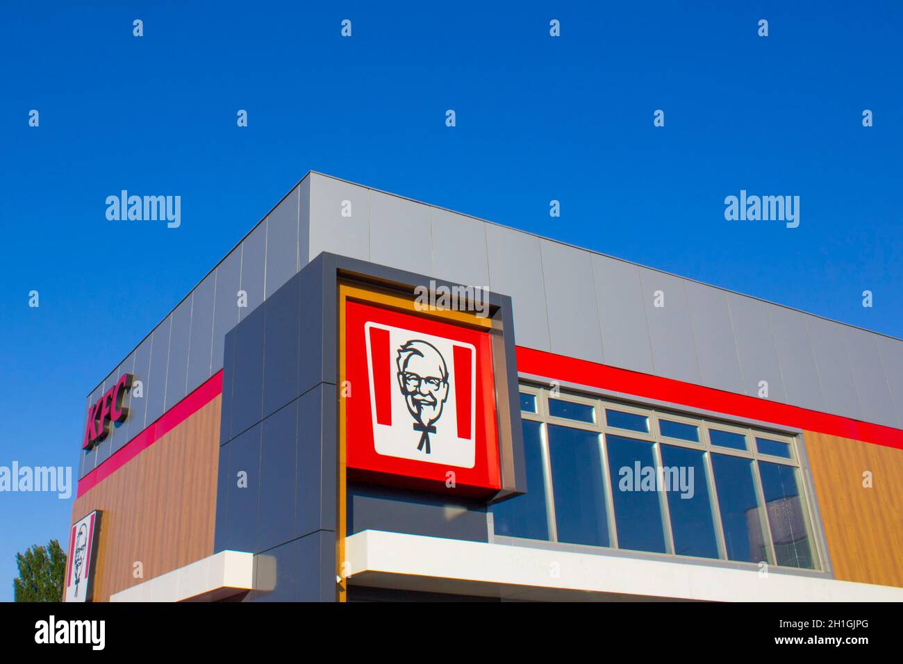 Kiew, Ukraine - 29. Juli 2020: KFC Fast Food Meal. Weltberühmtes amerikanisches Restaurant in Kiew, Ukraine, am 29. Juli 2020. Stockfoto