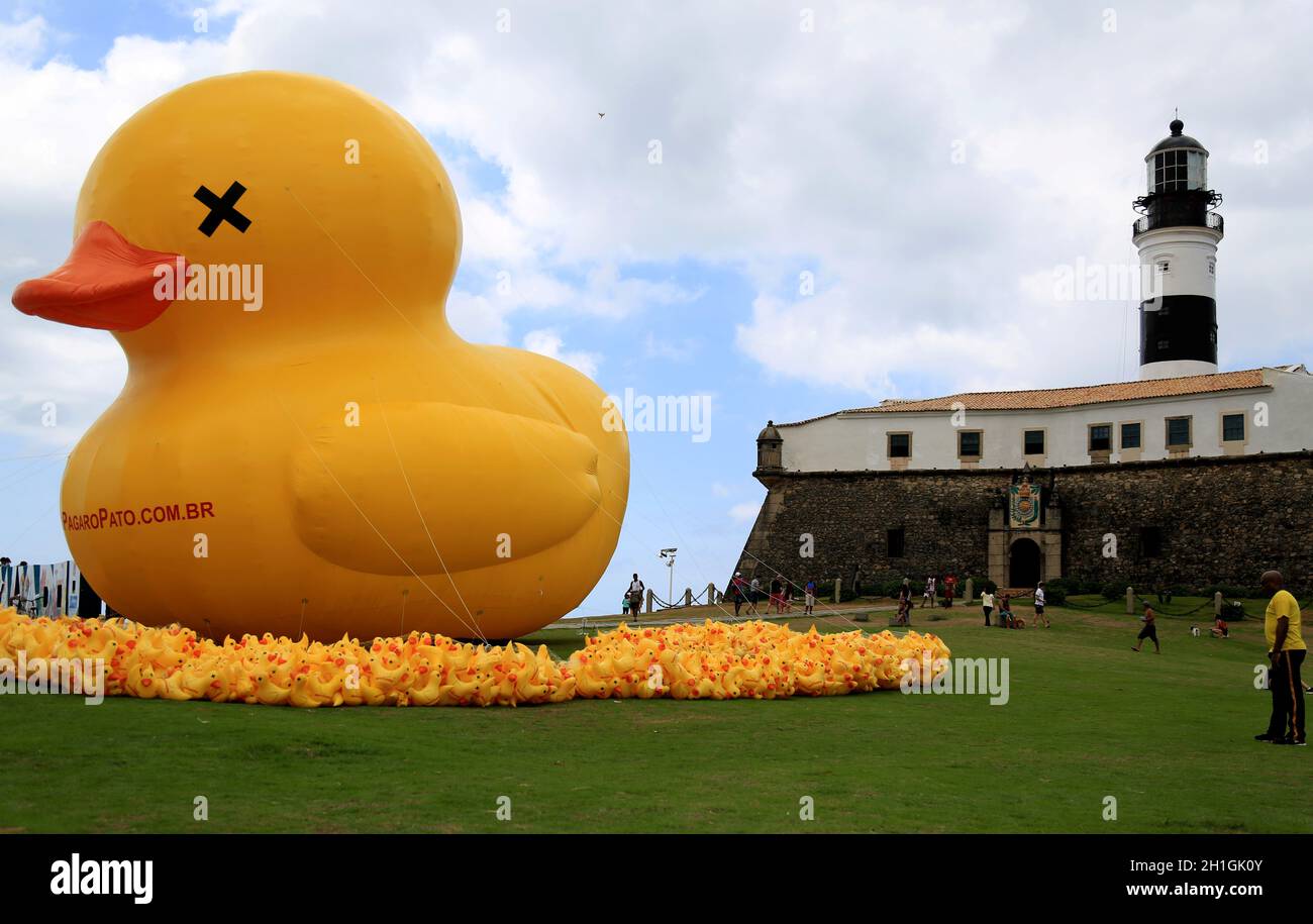 salvador, bahia / brasilien - 29. november 2015: Aufblasbare Ente Symbol der Kampagne - Ich werde nicht die Ente bezahlen - gefördert Federation of Industries of Stockfoto