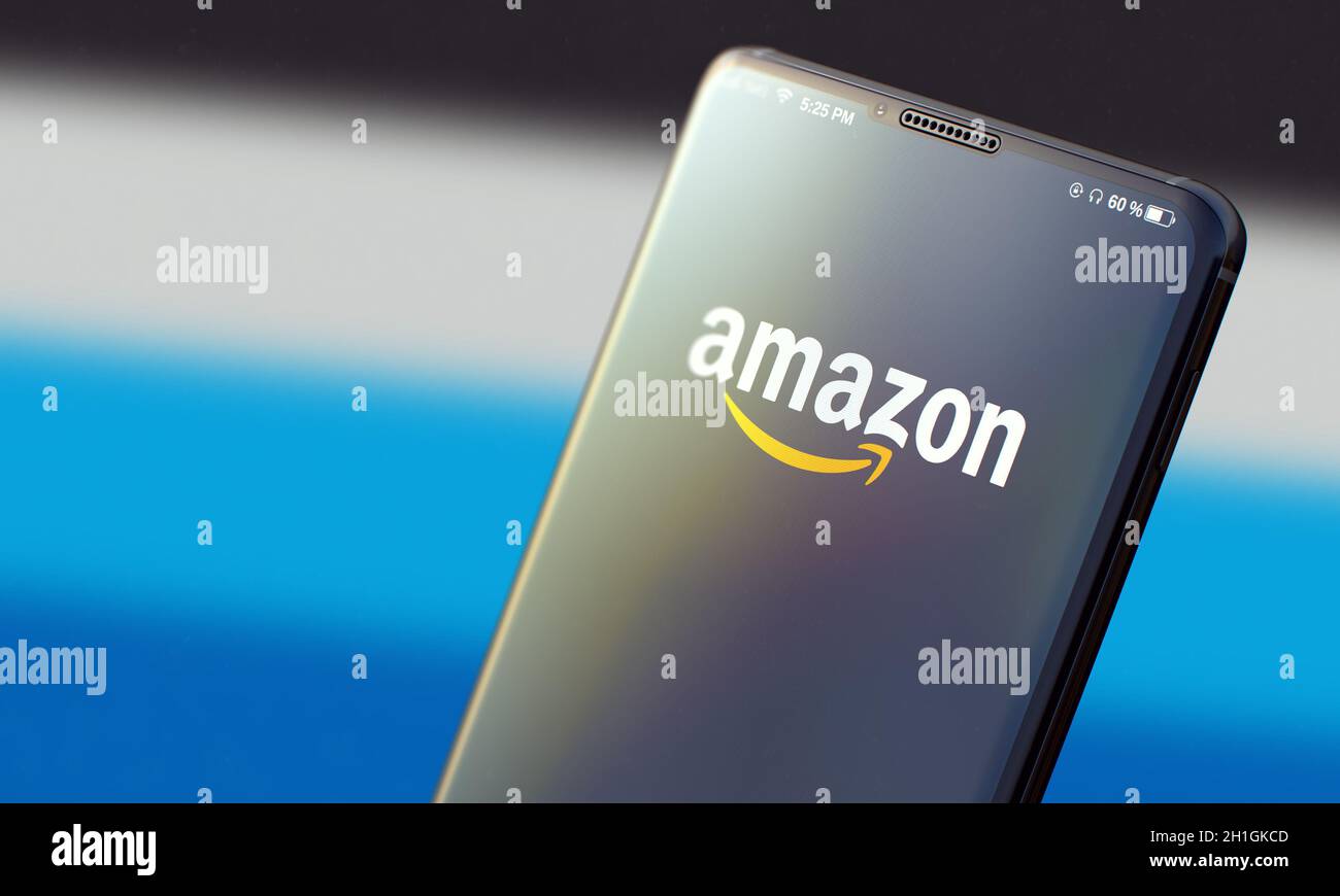 KIEW, UKRAINE-JUNI, 2020: AMAZONAS. Studio-Aufnahme von Smartphones mit Amazon Mobile-Anwendung auf verschwommener Rückseite. Stockfoto