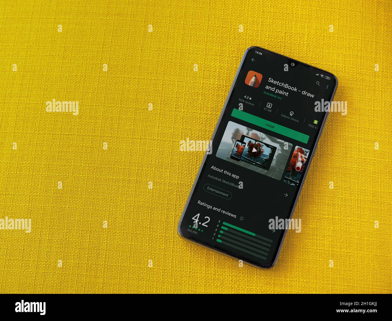 LOD, Israel - 8. Juli 2020: Autodesk Sketchbook - zeichnen und malen App  Play Store-Seite auf dem Display eines schwarzen mobilen Smartphones auf  einem gelben Stoff BA Stockfotografie - Alamy