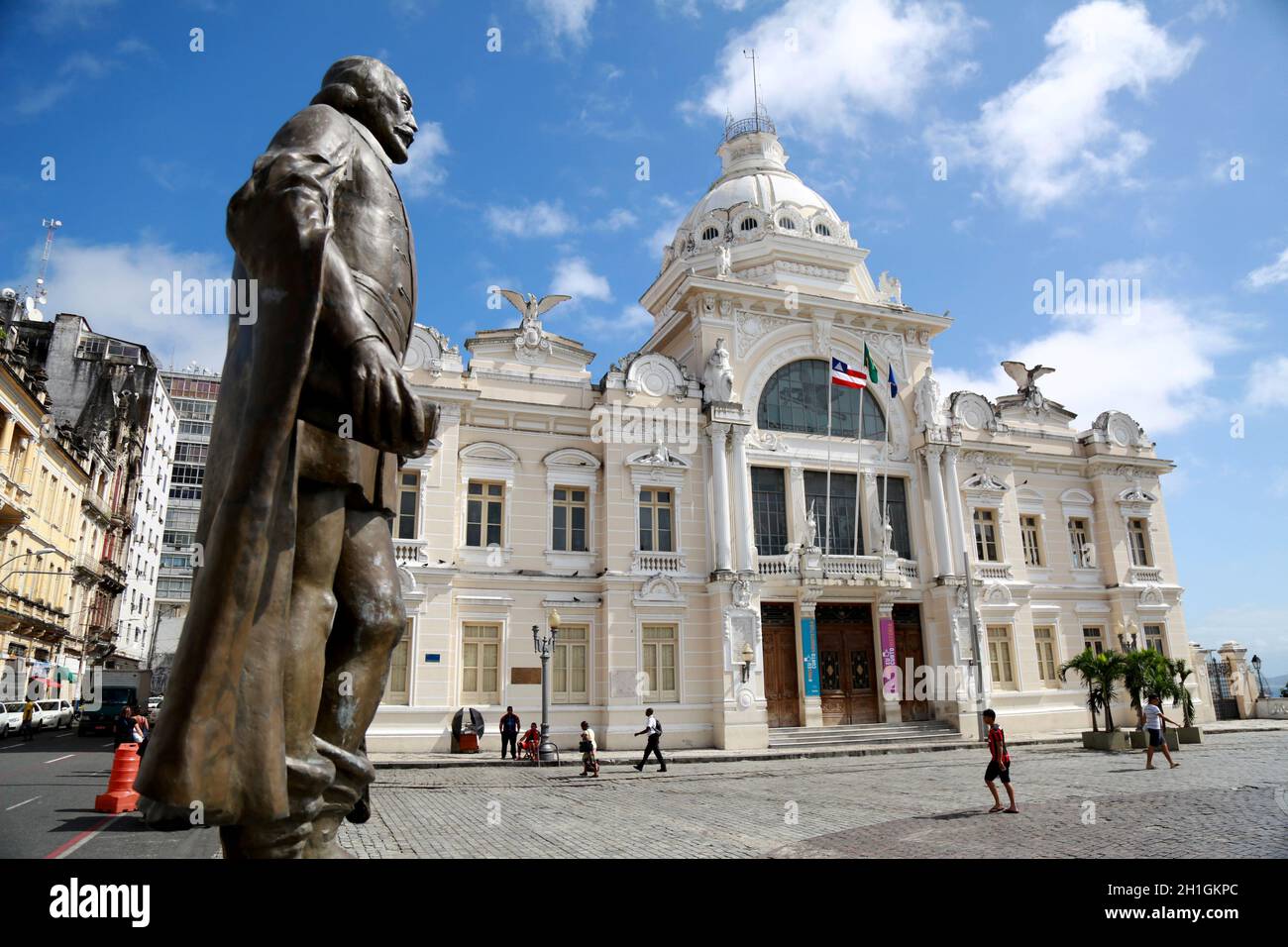 salvador, bahia / brasilien - 23. Mai 2015: Die Statue von Tome de Sousa ist neben dem Rio Branco Palast im historischen Zentrum der Stadt Salvador zu sehen. Stockfoto