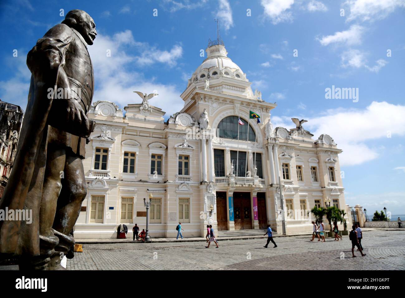 salvador, bahia / brasilien - 23. Mai 2015: Die Statue von Tome de Sousa ist neben dem Rio Branco Palast im historischen Zentrum der Stadt Salvador zu sehen. Stockfoto