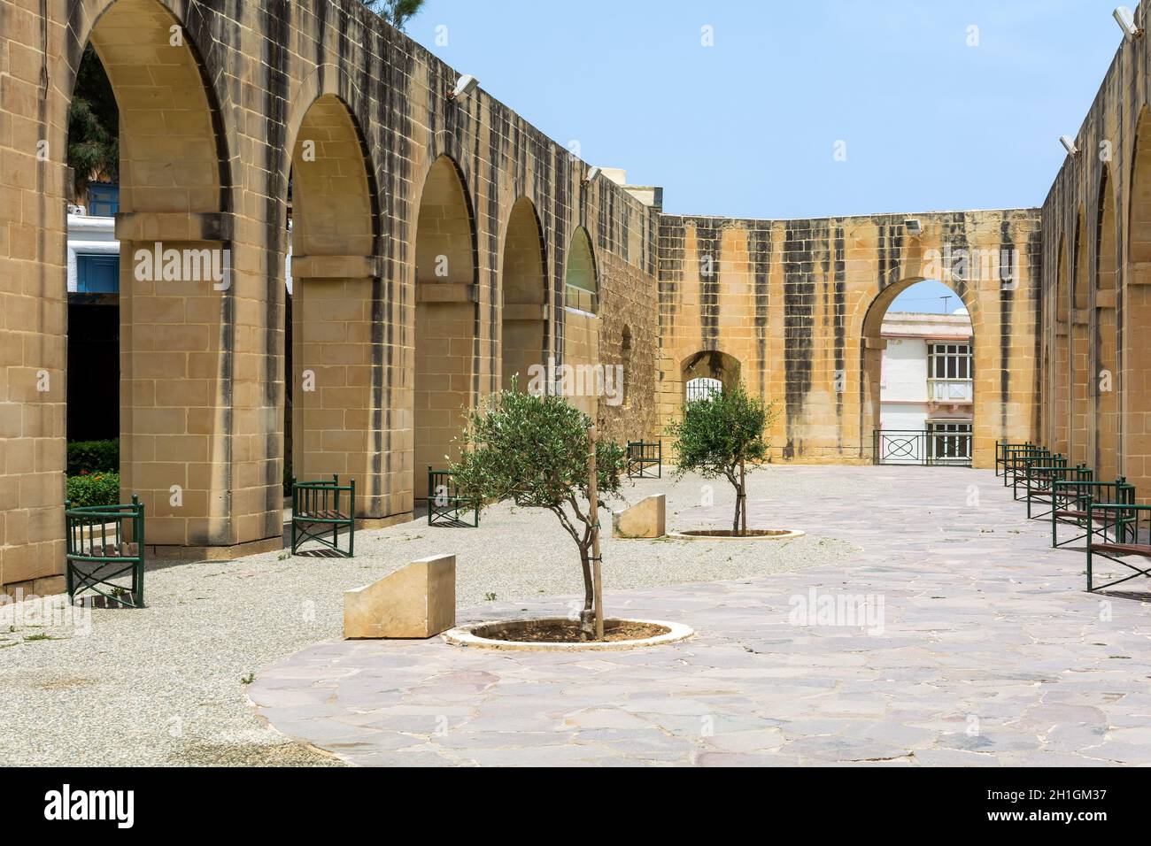 Goldene Kalksteinbögen der Seitenterrasse der Upper Barrakka Gardens in Valletta auf Malta Stockfoto