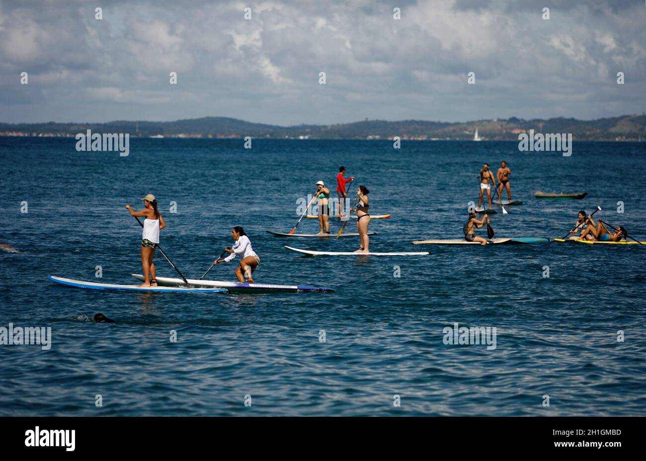 salvador, bahia / brasilien - 25. oktober 2014: Am Strand von Porto da Barra in der Stadt Salvador werden die Menschen beim Aufstehen beobachtet. Stockfoto