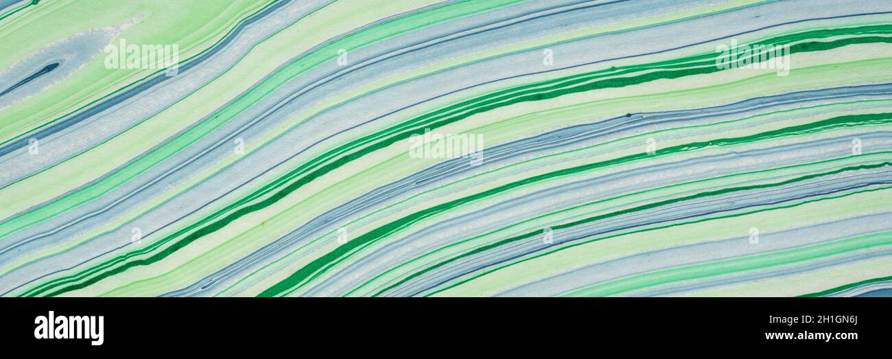 Hintergrund aus handgefertigtem Thai-Marmor-Maulbeerpapier in grün und blau mit fließendem Muster, Panorama-Webbanner Stockfoto