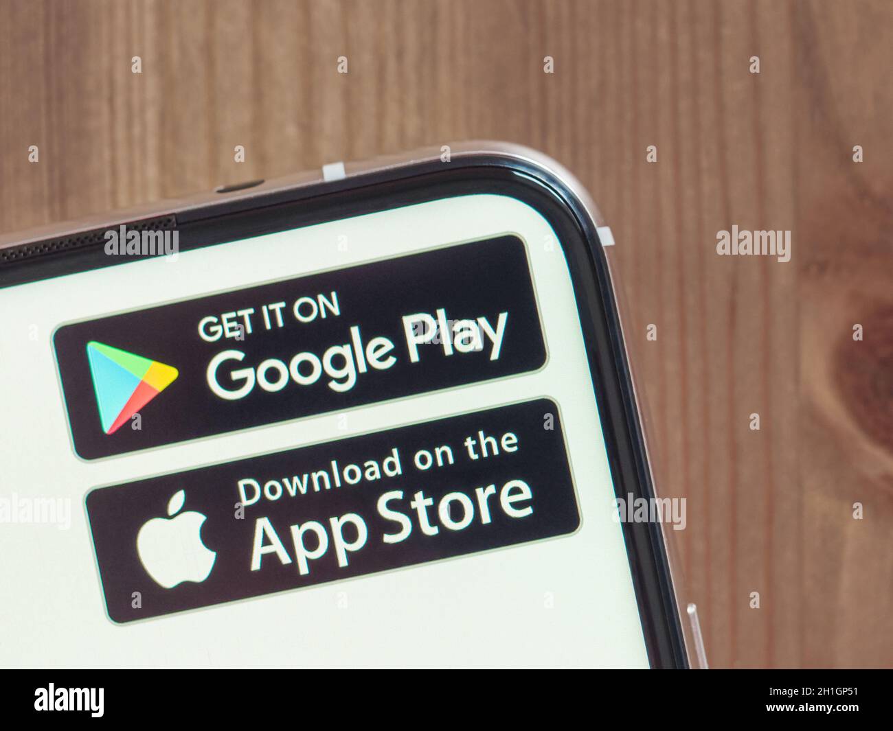 Moskau, Russland - Jule 29, 2020: Google Play und App Store Symbole auf Smartphone-Bildschirm mit Infinity-Display. App Store und Google Play sind Wettbewerber Stockfoto