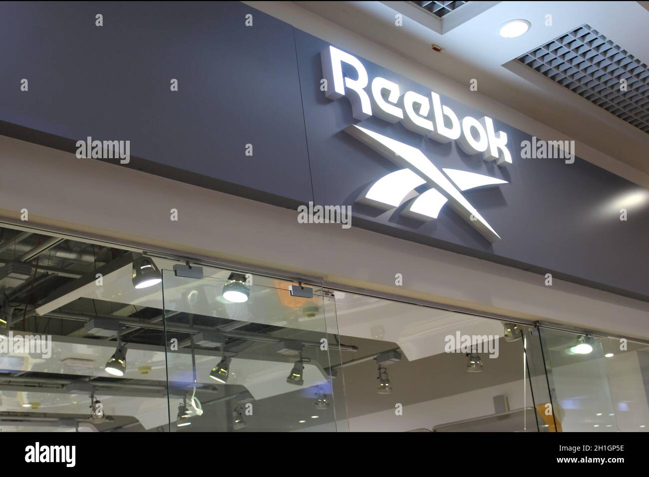 Kiyv, Ukraine - 2. August 2020: Reebok Center in der Caravan Mall am 2. August 2020. Caravan Mall ist eines der größten Einkaufszentren in der Ukraine Stockfoto