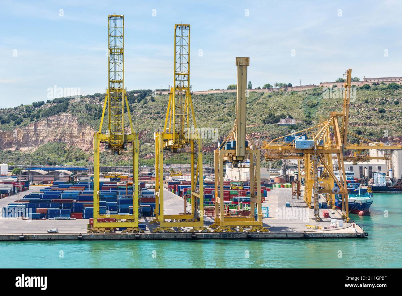 Barselona, Spanien - 16. Mai 2017: Blick auf den Hafen von Barcelona, Katalonien, Spanien. Es ist Spaniens und Europas größten Behälter 9. Stockfoto