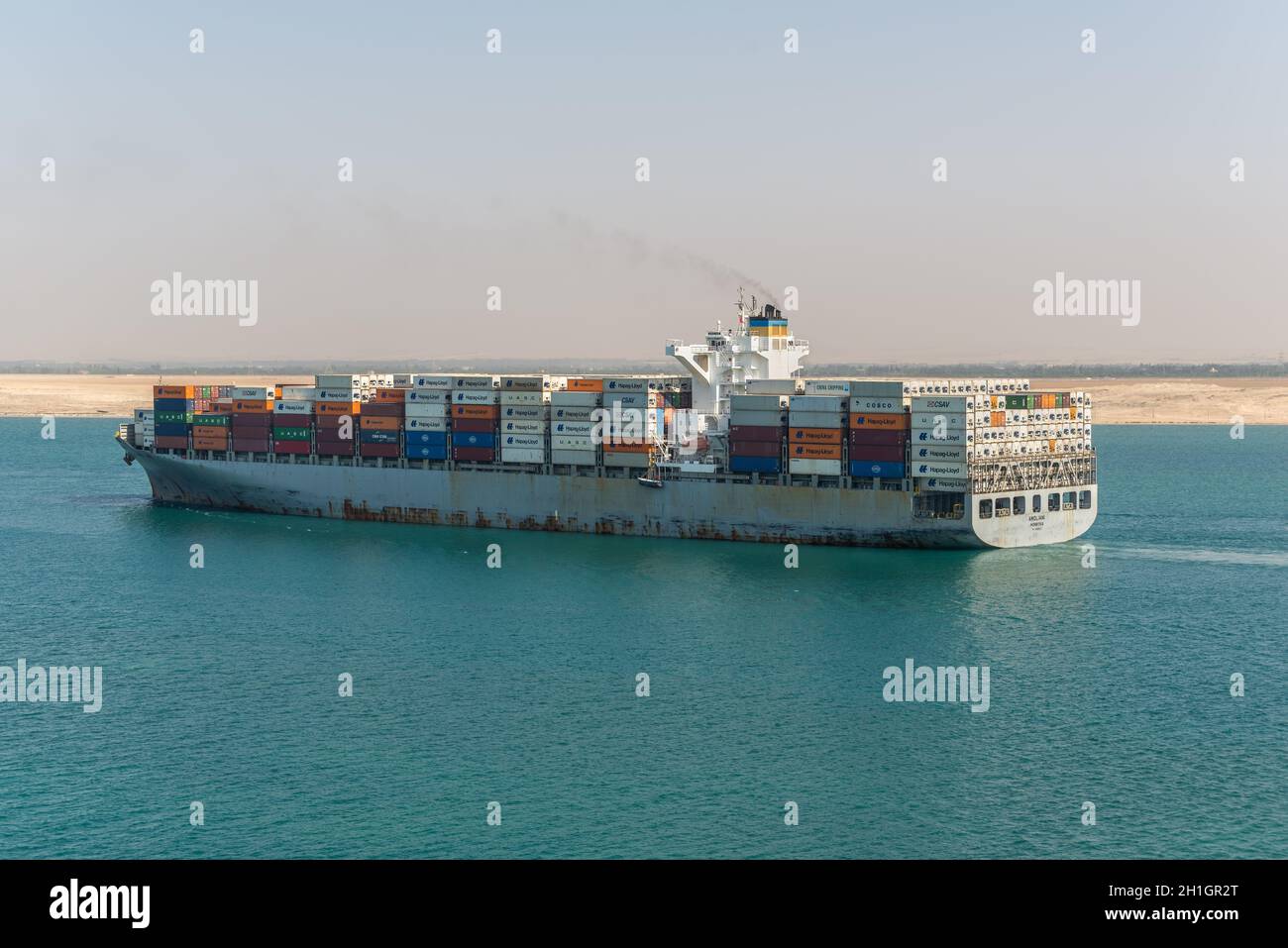 Suez, Ägypten - 14. November 2019: Das Containerschiff Amoliani passiert den Suezkanal in Ägypten. Der Suezkanal ist eine künstliche Wasserstraße auf Meereshöhe, conne Stockfoto