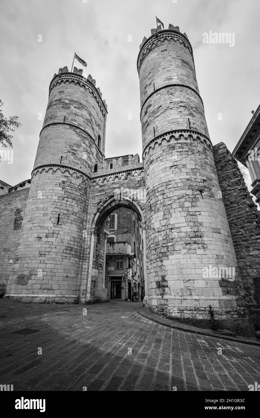 Genua, Italien, 14. Mai 2017: soprana Stadttore (Porta Soprana) in Genua, Ligurien, Italien. Die Schwarz-Weiß-Fotografie. Stockfoto