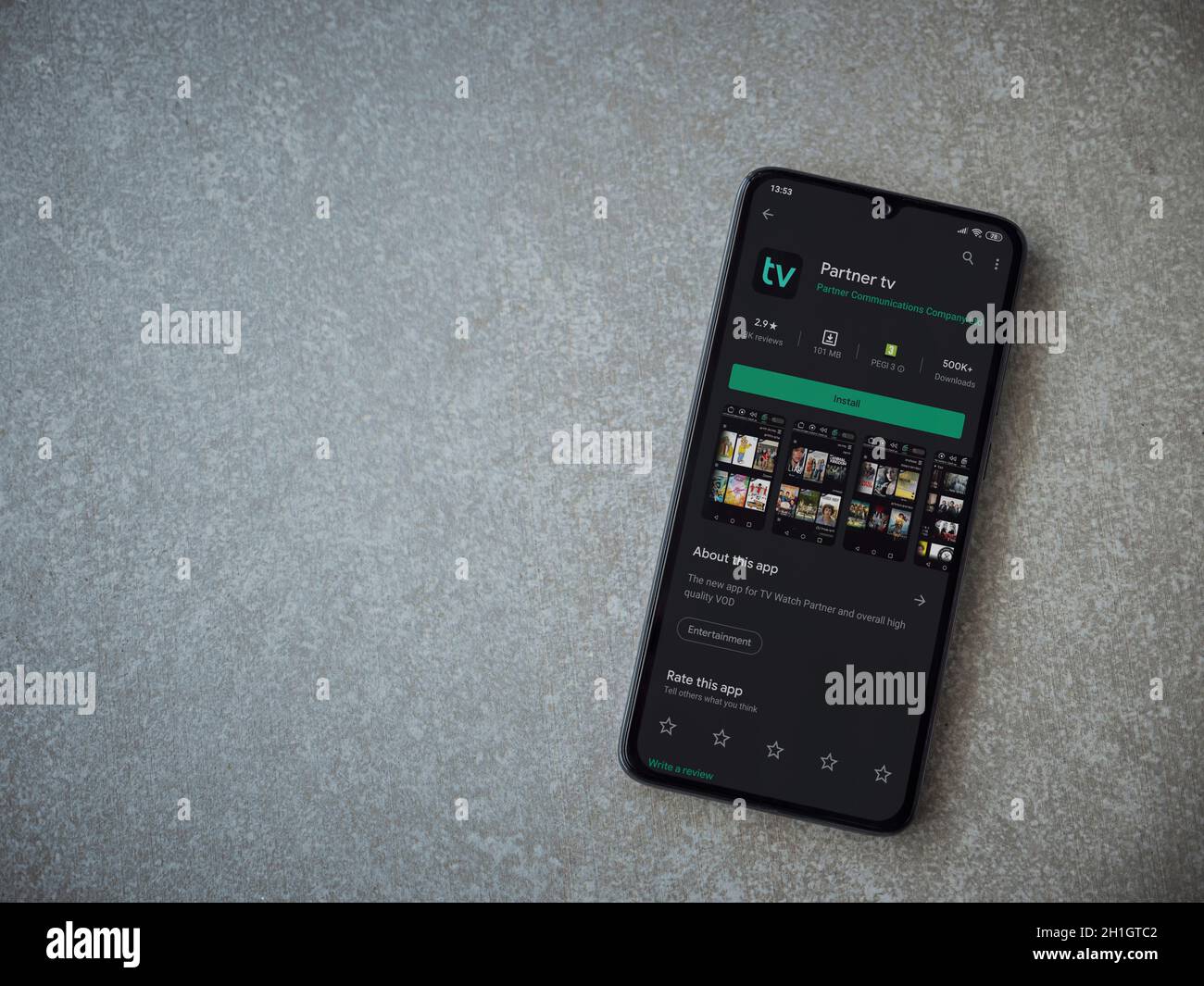 LOD, Israel - 8. Juli 2020: Partner tv App Play Store-Seite auf dem Display eines schwarzen mobilen Smartphones auf Keramikstein Hintergrund. Draufsicht flach liegend Stockfoto