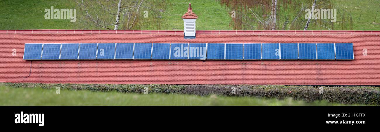 BUCKINGHAMSHIRE, Großbritannien - 13. April 2021. Sonnenkollektoren auf einem Ziegeldach eines ländlichen Grundstücks. Haus, Haus oder Gebäude auf dem Land in Großbritannien Stockfoto