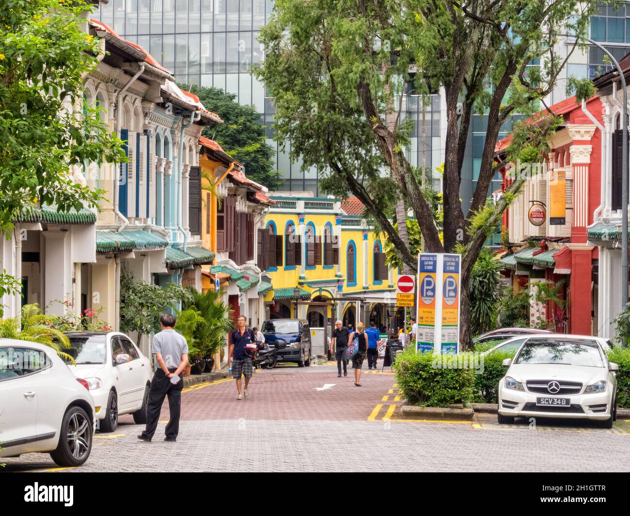 Viele Häuser der Emerald Hill Rd sind schöne Beispiele der chinesischen Barockarchitektur - Singapur Stockfoto