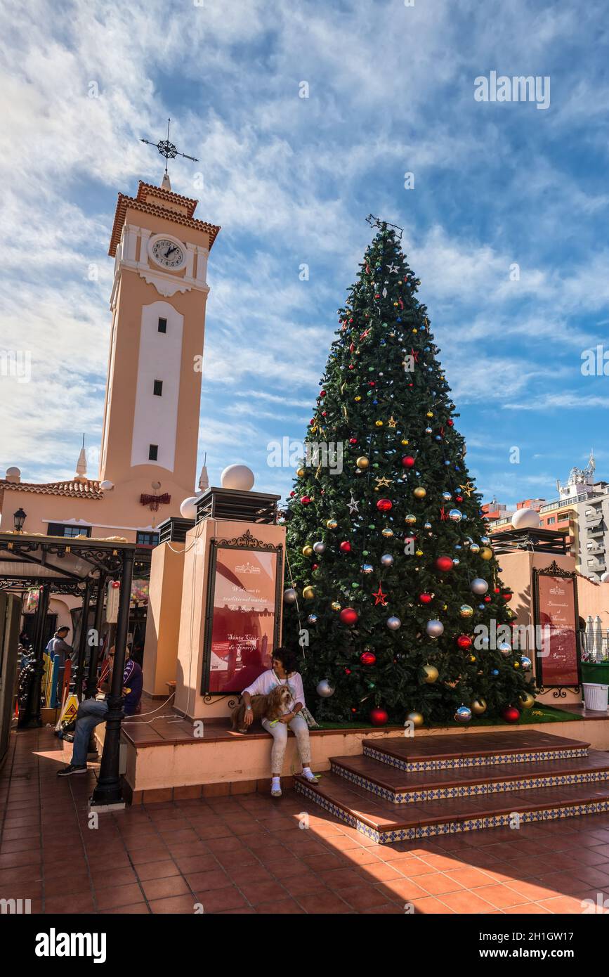 Santa Cruz de Tenerife, Kanarische Inseln, Spanien - Dezember 11, 2016: Weihnachtsbaum auf der Nuestra Señora de Afrika Markt in Santa Cruz de Tenerife, Ca Stockfoto