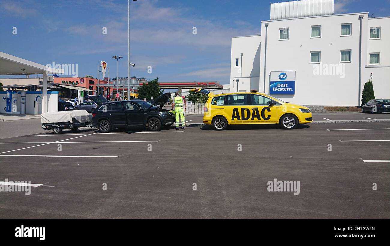 BAD RAPPENAU, DEUTSCHLAND- 21. JULI 2020: Der ADAC General Deutscher Automobilclub Servicemann aus gelbem Auto hilft Autofahrern in Schwierigkeiten Stockfoto