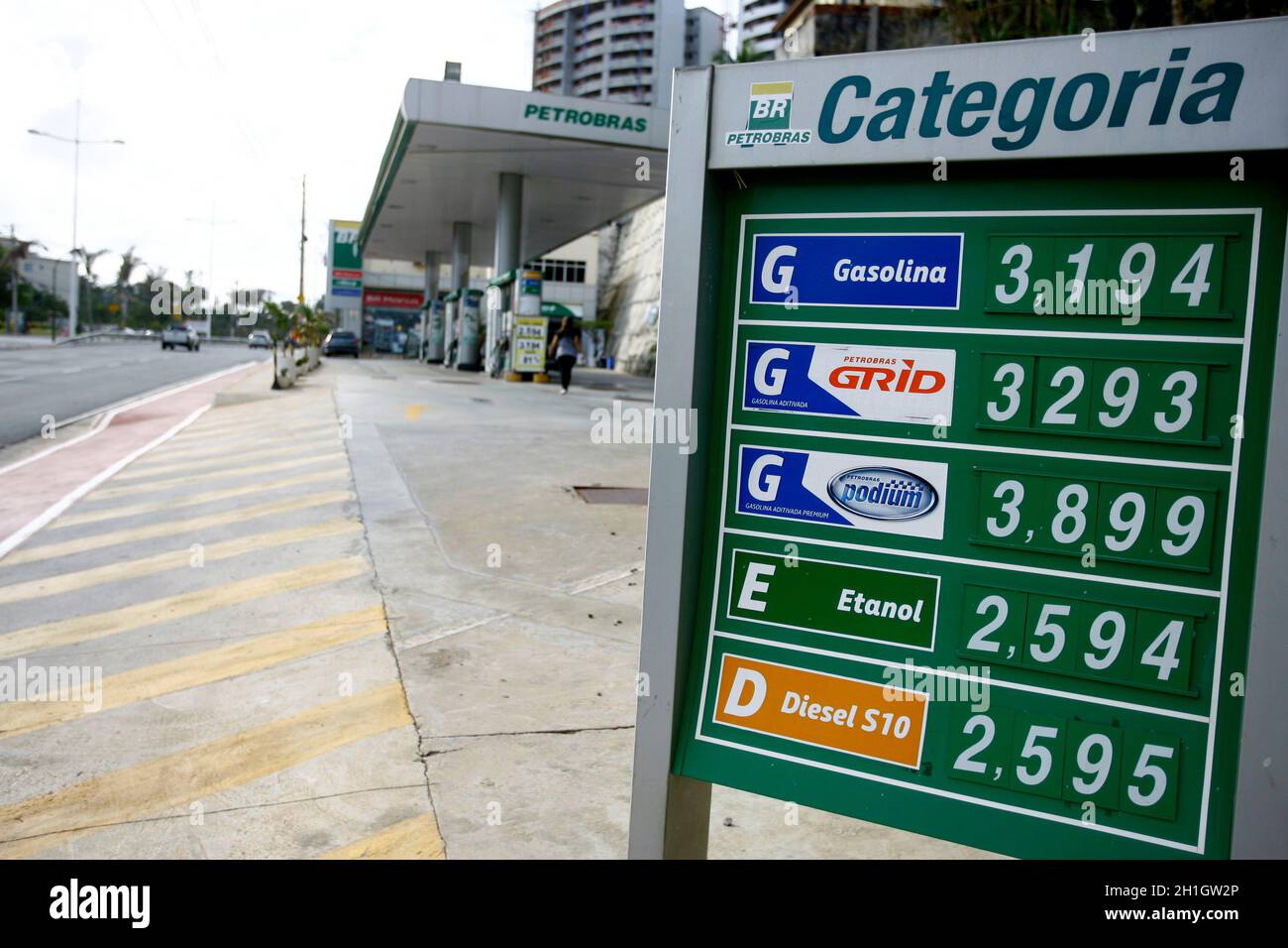 salvador, bahia / brasilien - 8. oktober 2014: Am Eingang einer Tankstelle in der Stadt Salvador befindet sich ein Schild mit den Kraftstoffpreisen. Stockfoto