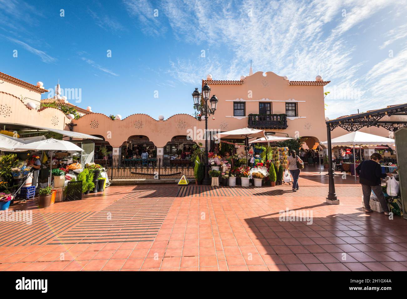 Santa Cruz de Teneriffa, Kanarische Inseln, Spanien - 11. Dezember 2016: Menschen auf dem Nuestra Senora de Africa Markt in Santa Cruz de Teneriffa, Kanarische Inseln Stockfoto