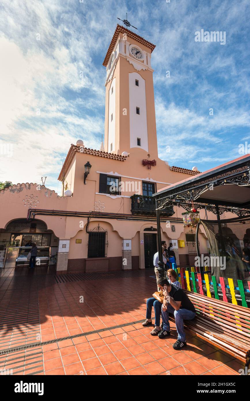 Santa Cruz de Teneriffa, Kanarische Inseln, Spanien - 11. Dezember 2016: Menschen im Mercado Municipal Nuestra Senora de Africa La Recova oder Municipal Market Stockfoto