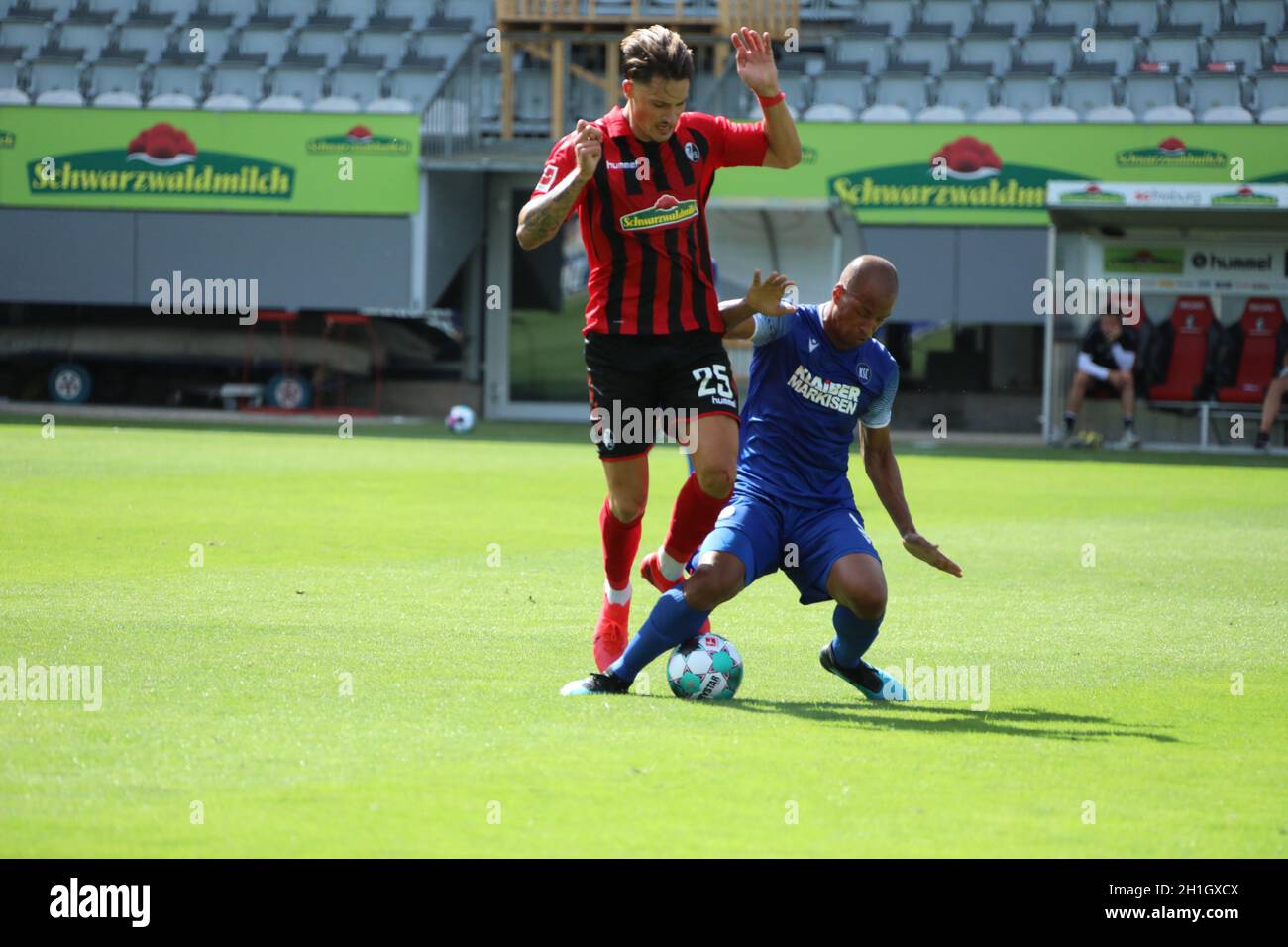 v. li. Im Zweikampf Robin Koch (Freiburg) vs Pisot David (Karlsruher SC / KSC) , Testspiel: SC Freiburg - Karlsruher SC DFL-VORSCHRIFTEN VERBIETEN Stockfoto