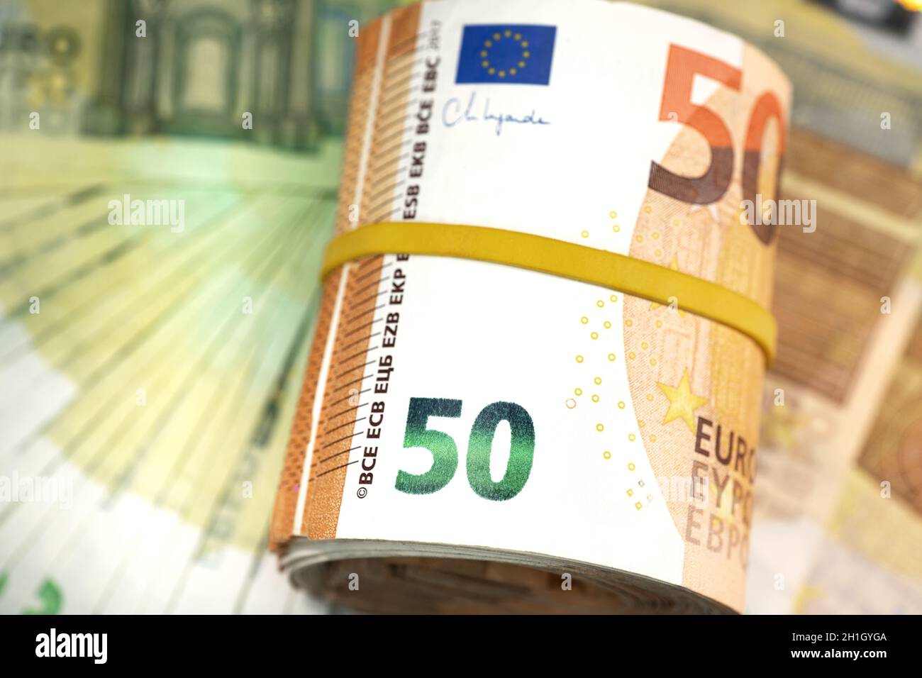 Ein Paket von gerollten 50-Euro-Scheinen Stockfoto