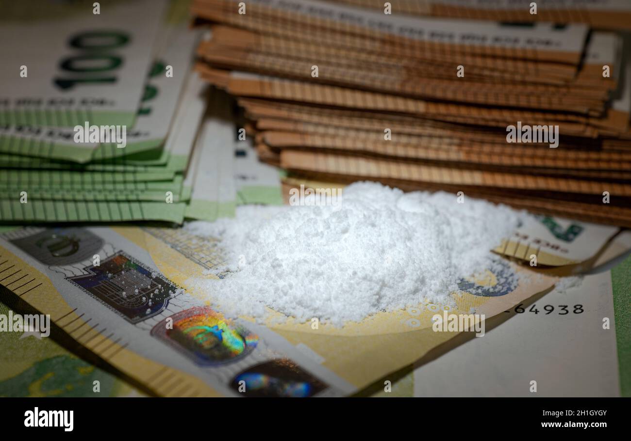 Drogengeld, Euro-Banknoten mit weißem Puder "Kokain" im Vordergrund Stockfoto