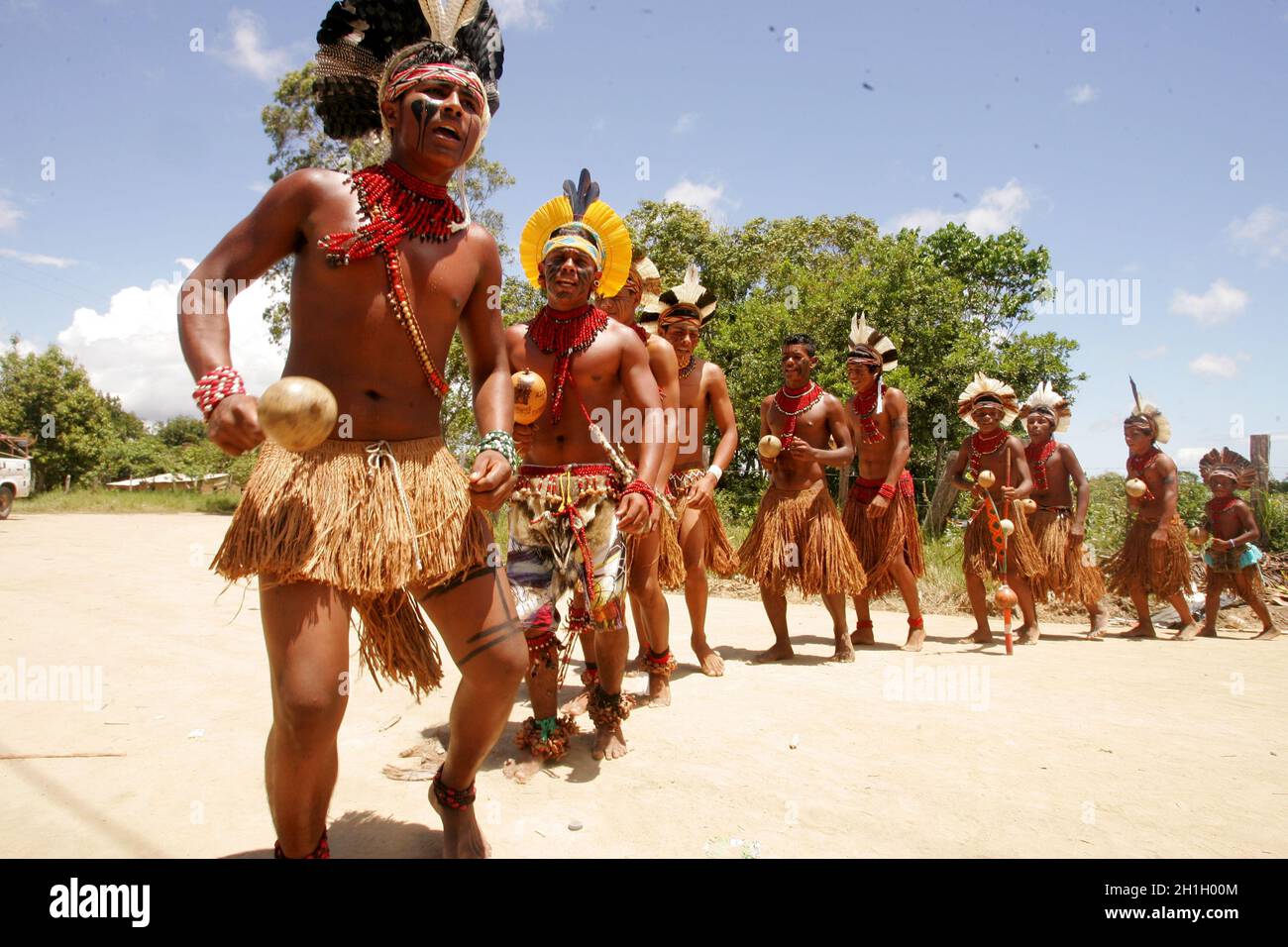 porto seguro, bahia / brasilien - 20. dezember 2010: Pataxo-Indianer werden bei einem Protest in einem Dorf in der ländlichen Gegend der Stadt Porto Seguro gesehen, Stockfoto