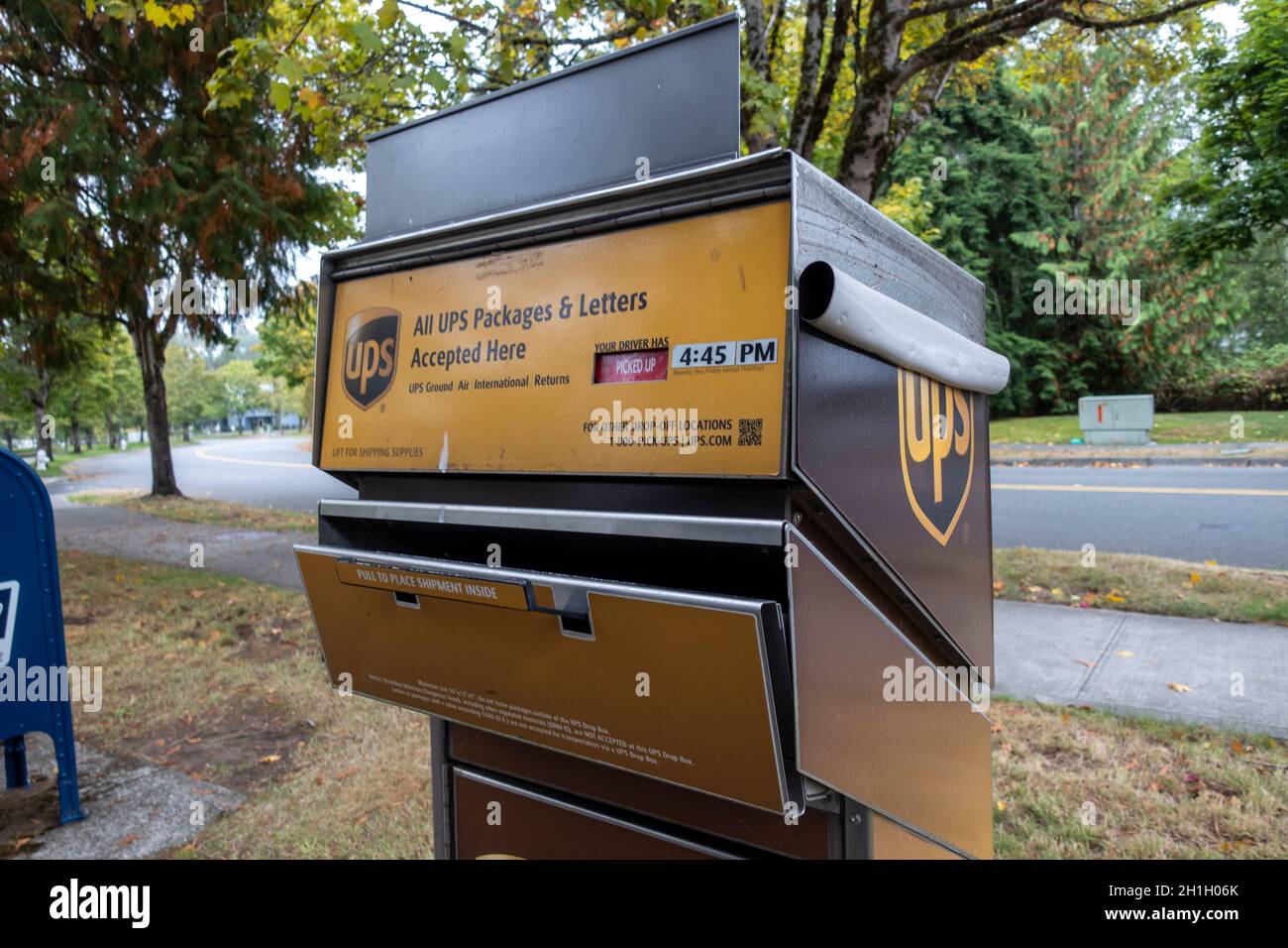 Kirkland, WA USA - ca. September 2021: Abgewinkelte Ansicht eines UPS-Pakets und einer Brieflagerstation in der Innenstadt von Kirkland. Stockfoto
