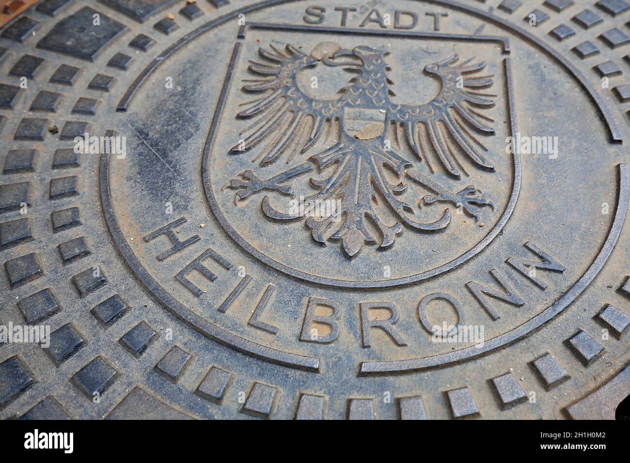 Heilbronn, Baden-Württemberg / Deutschland - 23 06 2020: Schachtdeckel mit Wappen in Heilbronn Stockfoto