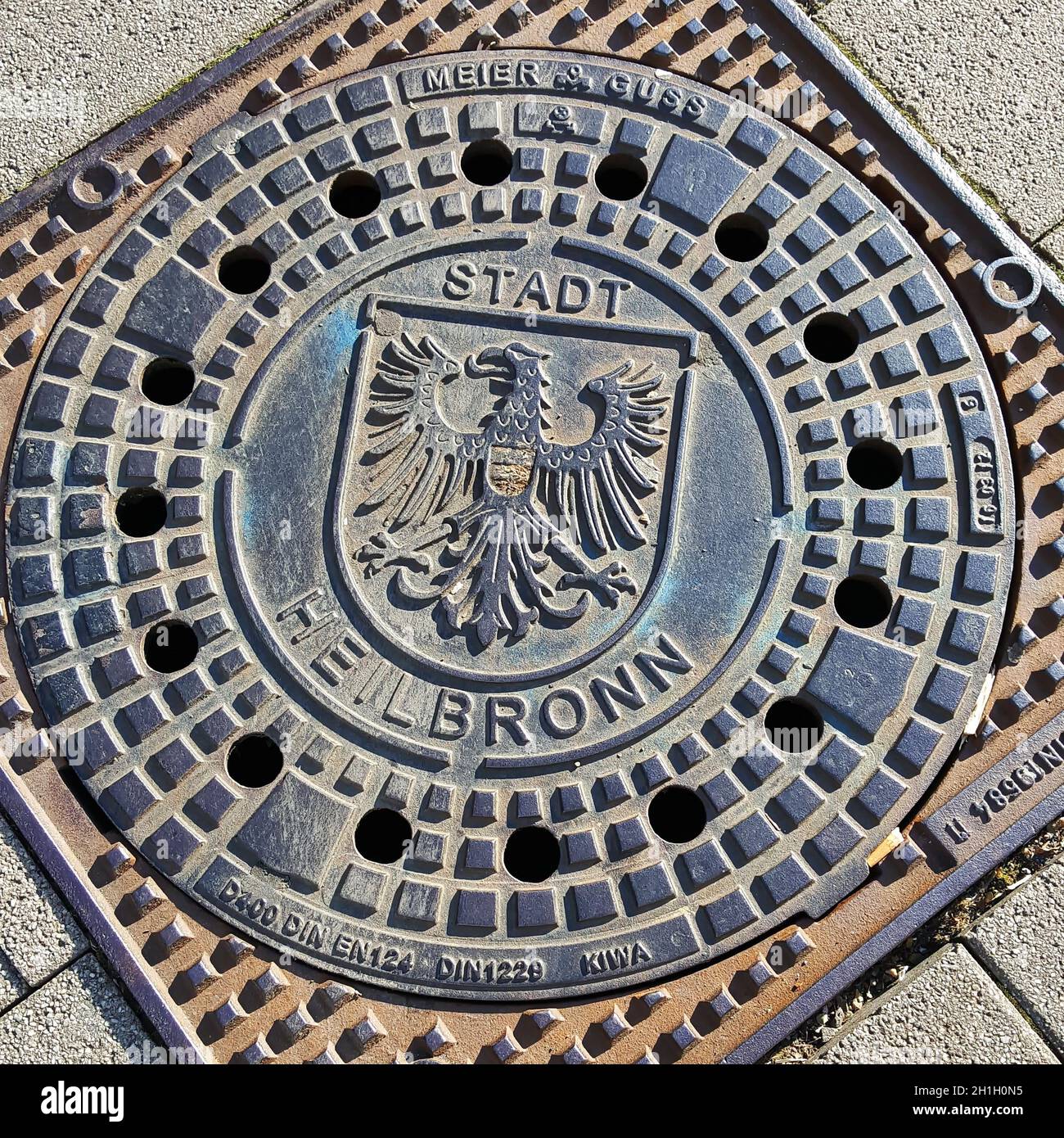 Heilbronn, Baden-Württemberg / Deutschland - 23 06 2020: Schachtdeckel mit Wappen in Heilbronn Stockfoto