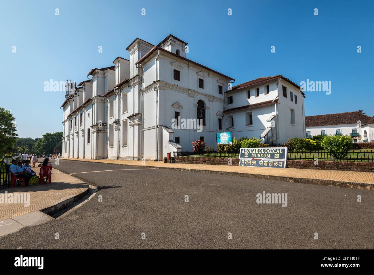 Old Goa, Indien - 23. November 2019: Blick auf die katholische Kirche des heiligen Franziskus von Assisi und Kloster in Old Goa, Indien. Stockfoto