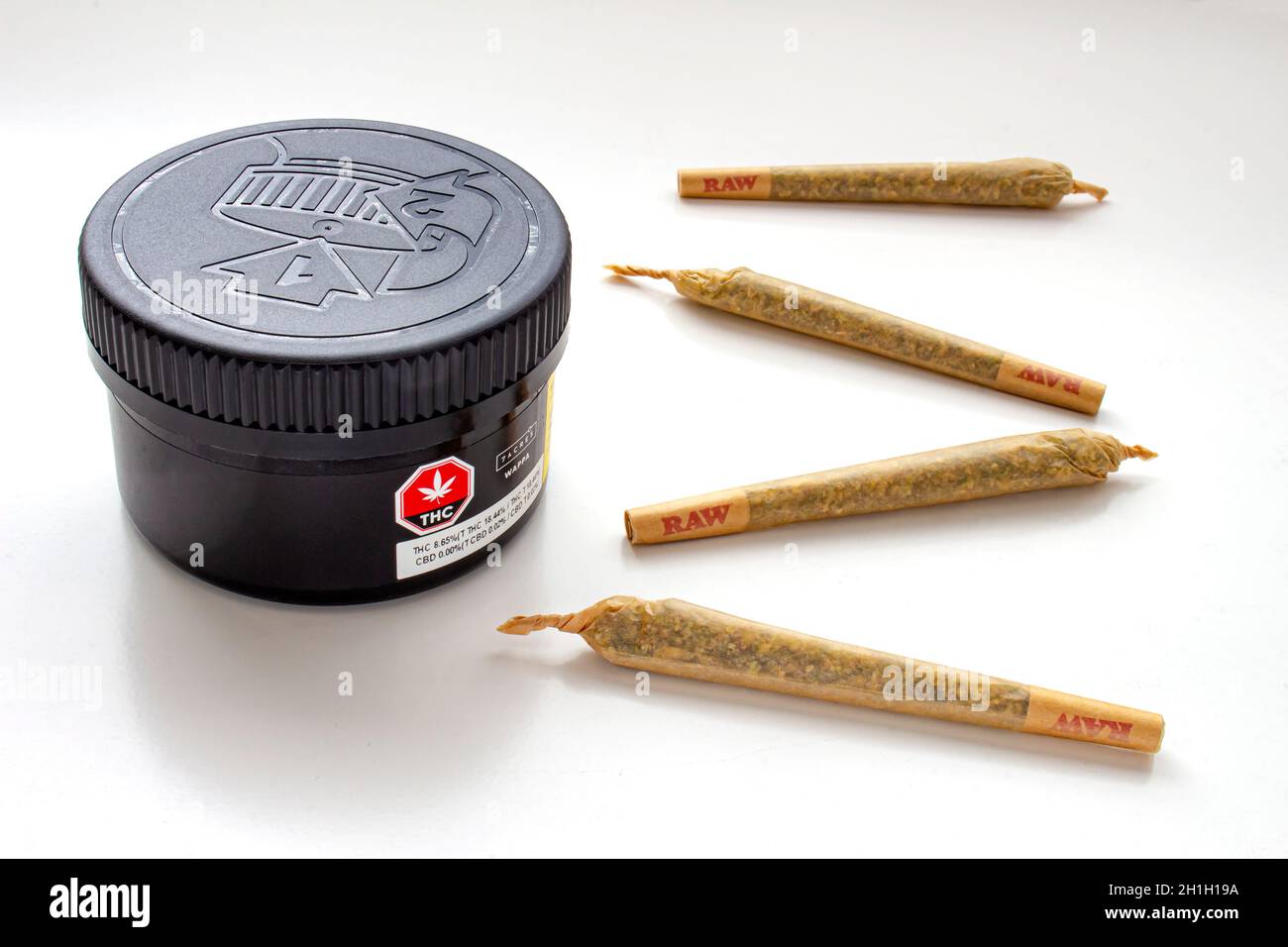 Calgary, Alberta, Kanada. August 19 2020. Ein schwarzer Kunststoffverpackungsbehälter aus Cannabis mit Zigaretten, Prerolls oder Fugen auf weißem Hintergrund Stockfoto