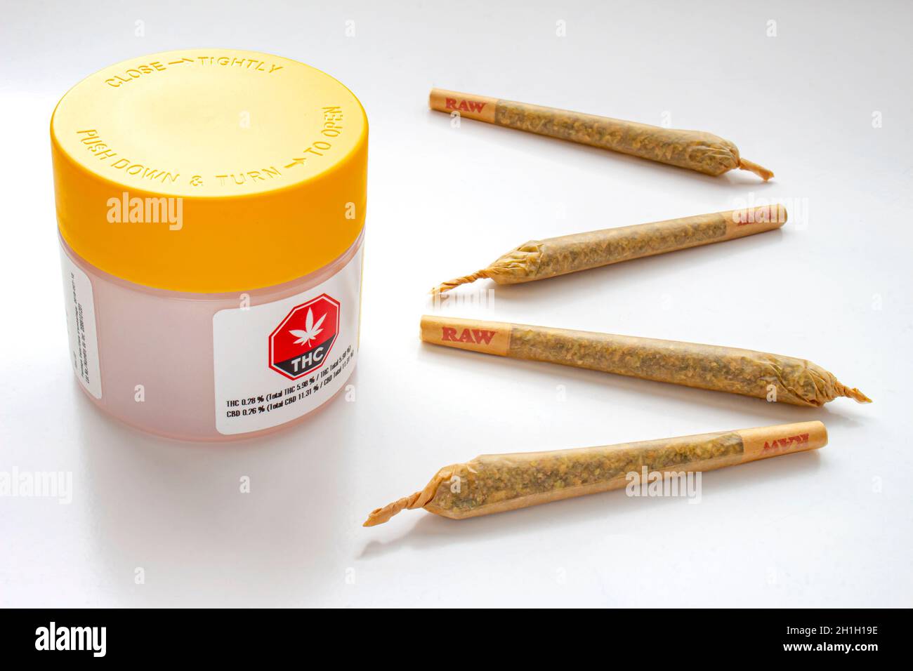 Calgary, Alberta, Kanada. August 19 2020. Ein weißer und gelber Kunststoff-Verpackungsbehälter aus Cannabis mit Zigaretten, Prerolls oder Fugen auf einem weißen Backgro Stockfoto
