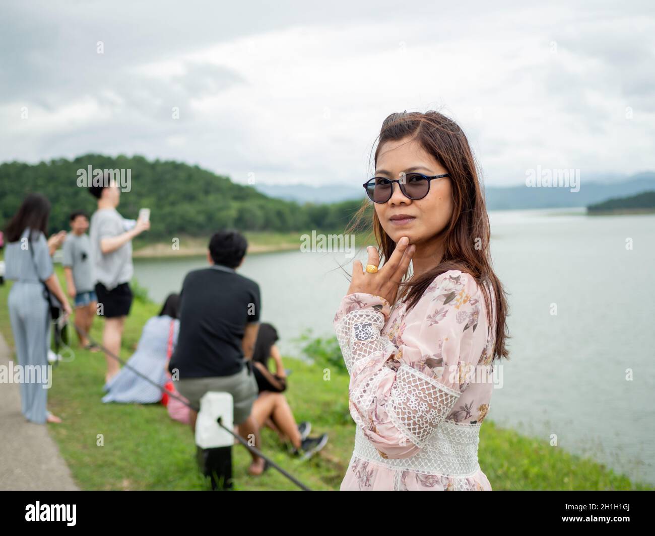 Phetchaburi, Thailand - 16. August 2020 redaktionelle Illustrationen. Thailändische Frauen stehen auf dem Damm, um Fotos zu machen, und viele Leute besuchen diesen Damm Stockfoto