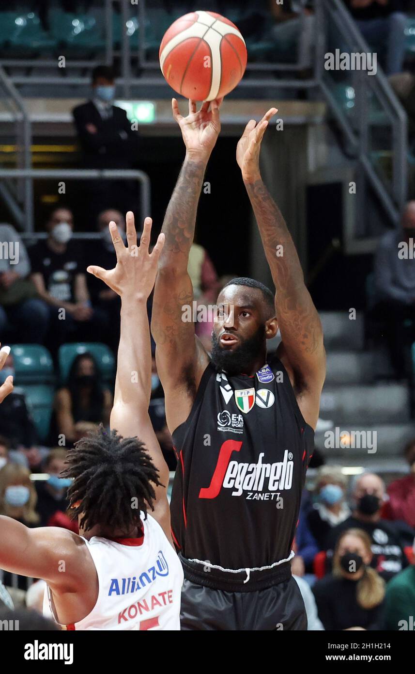 Jakarr Sampson (Segafredo Virtus Bologna) während der Serie A1 italienischen LBA Basketball-Meisterschaft Spiel Segafredo Virtus Bologna gegen. Allianz Pallacan Stockfoto