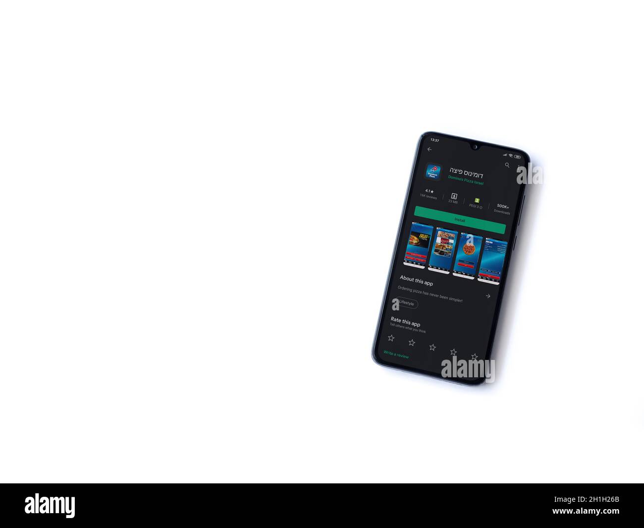 LOD, Israel - 8. Juli 2020: Domino's Pizza Israel App Play Store-Seite auf dem Display eines schwarzen Smartphone auf weißem Hintergrund isoliert. Oben vi Stockfoto