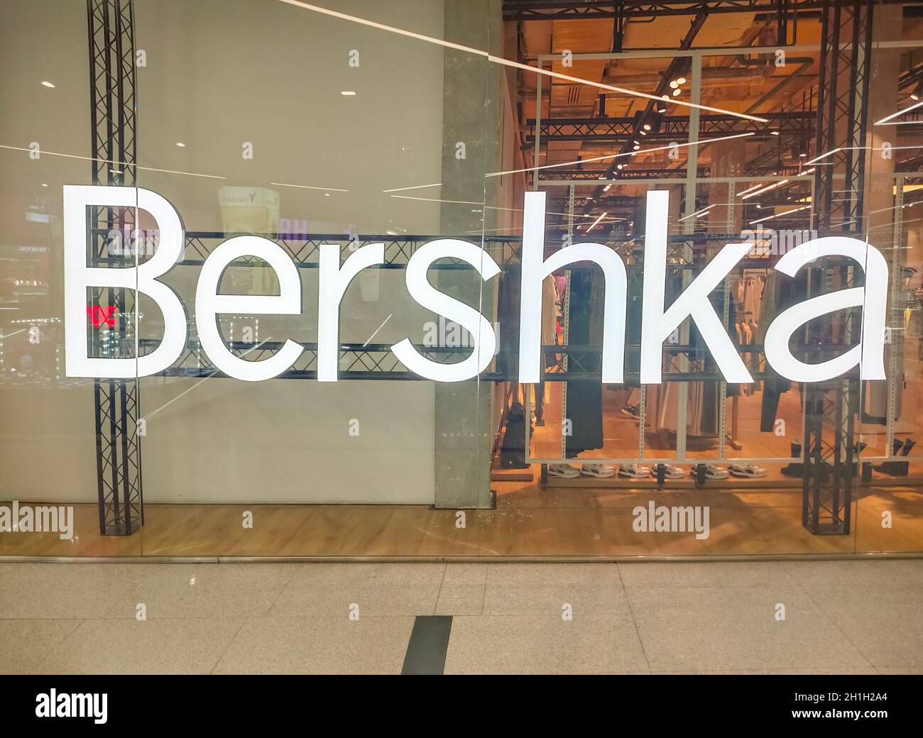 Kiyv, Ukraine - 2. August 2020: Bershka-Laden im Inneren. Bershka ist ein Bekleidungshandelsunternehmen. Es ist Teil der spanischen Inditex-Gruppe Stockfoto