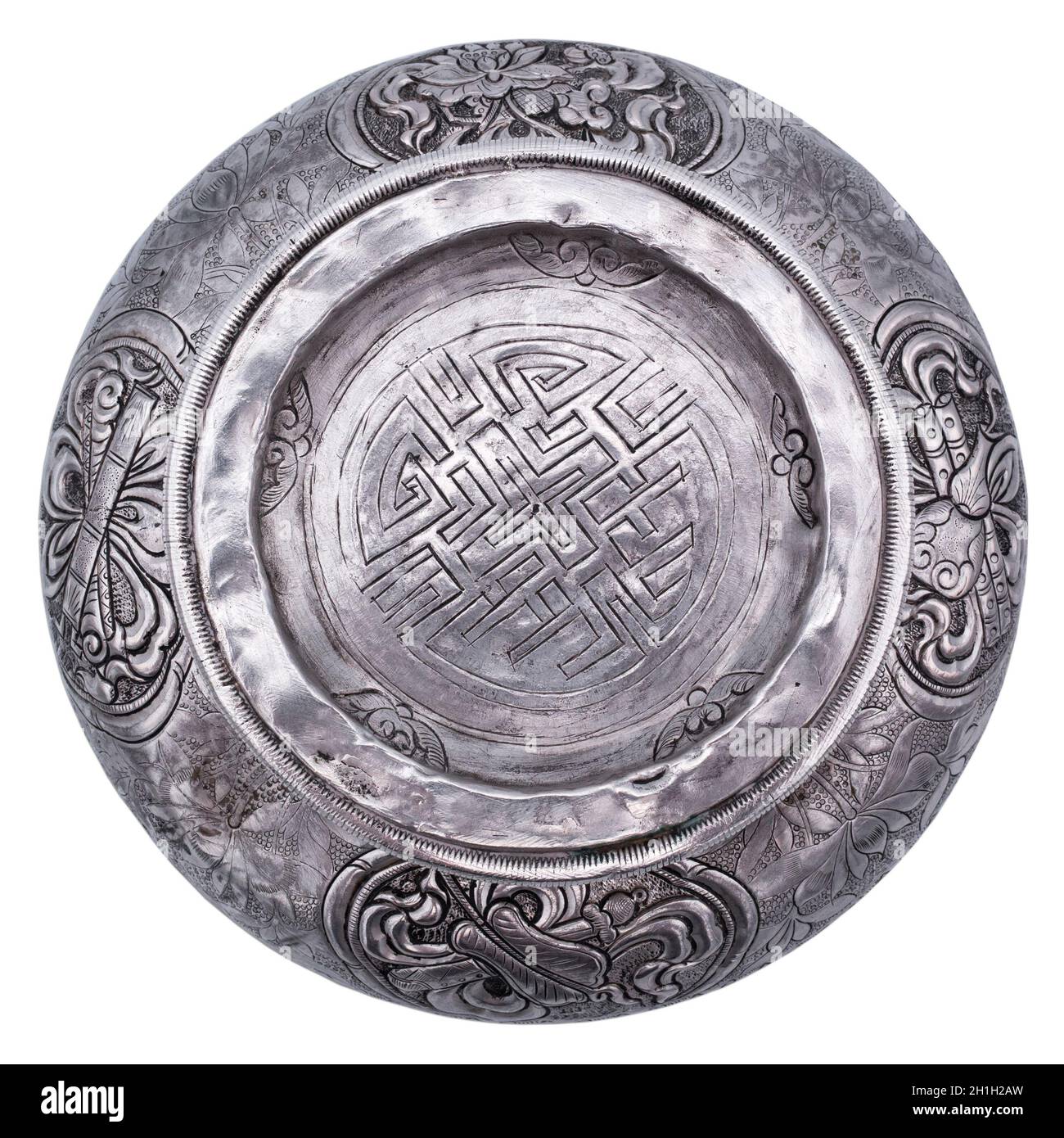 Antikes tibetisches Berlholz und gejagte Silberschale mit verheißungsvollen Symbolen Stockfoto