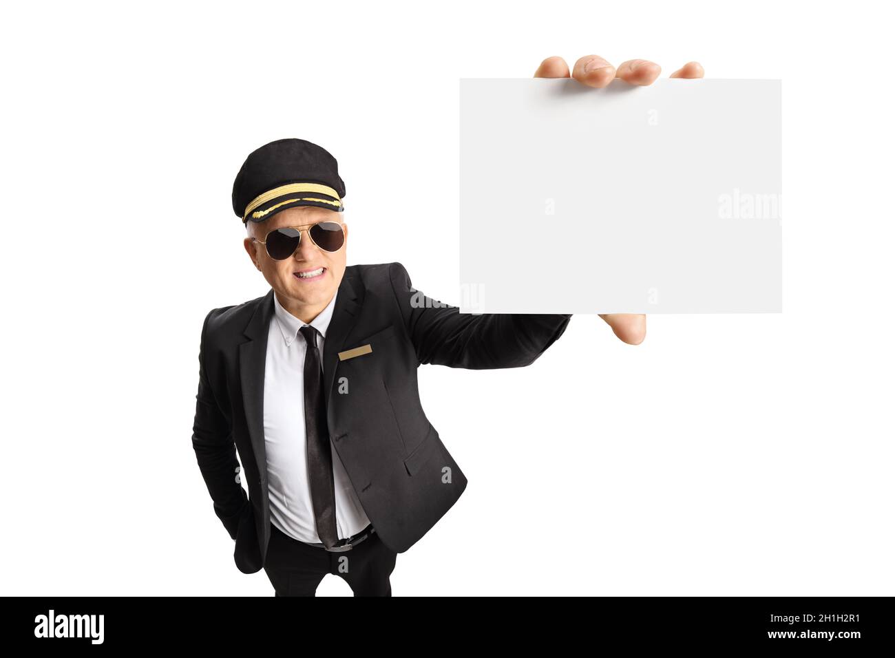 Chauffeur in Uniform und Sonnenbrille mit einer leeren Karte vor der Kamera isoliert auf weißem Hintergrund Stockfoto