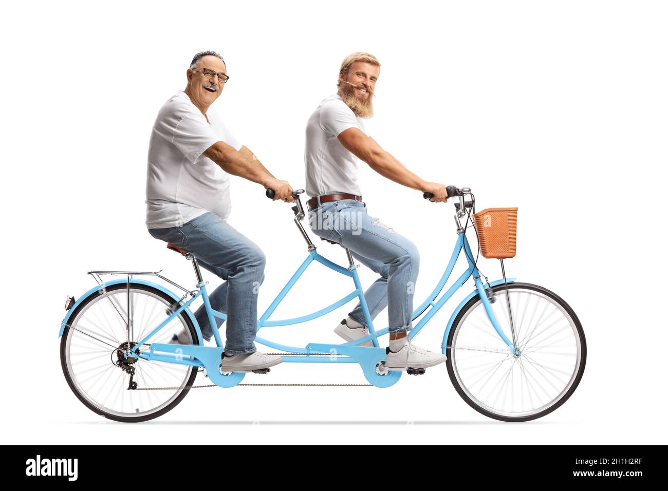 Junger und reifer Mann, der auf weißem Hintergrund ein Tandem-Fahrrad fährt Stockfoto