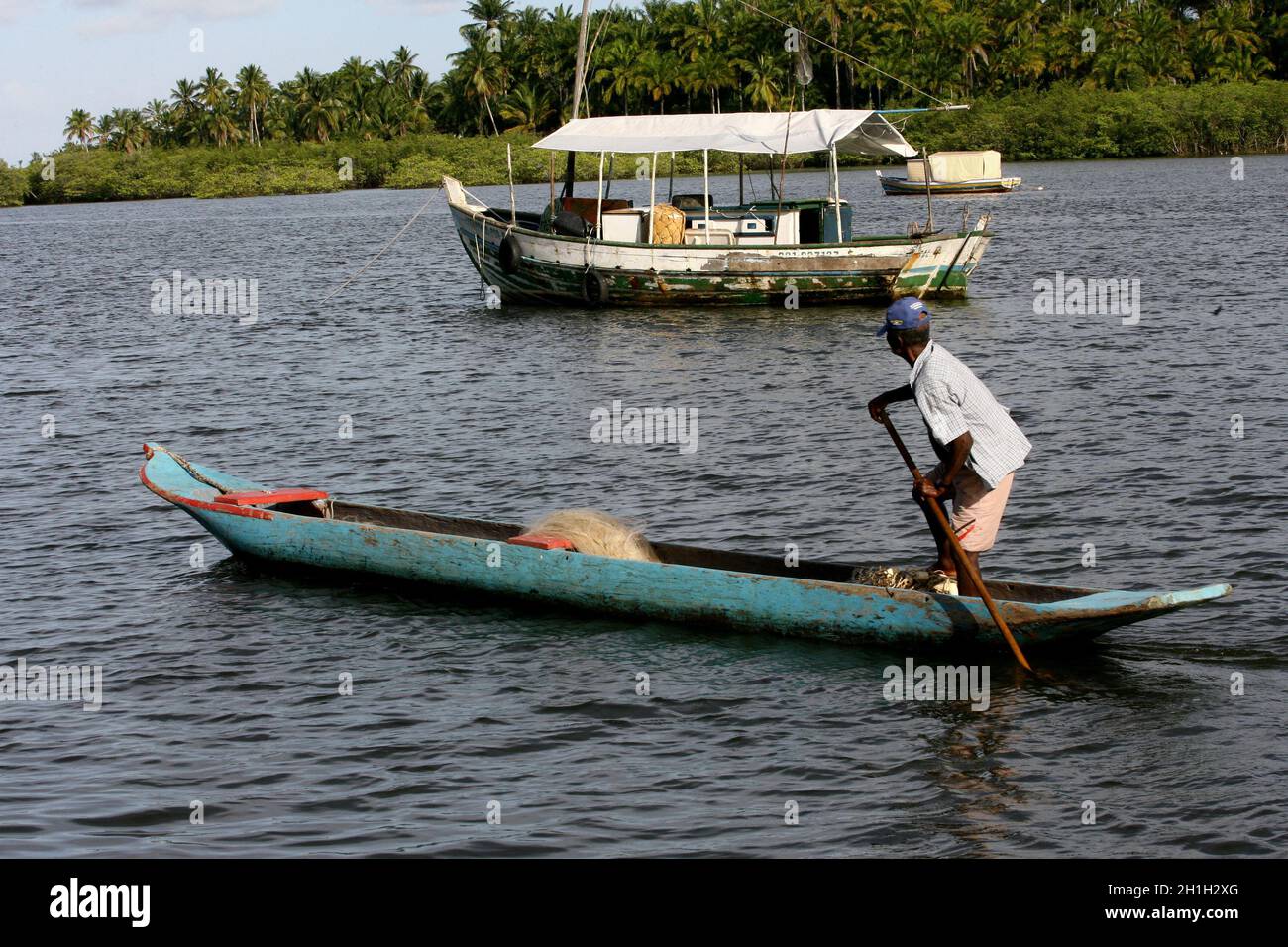 Camamu, bahia / brasilien - 10. januar 2012: Der Fischer wird in Baia de Camamu, in der Gemeinde Camamu, im Süden Bahias, sein Kanu paddeln sehen. Stockfoto