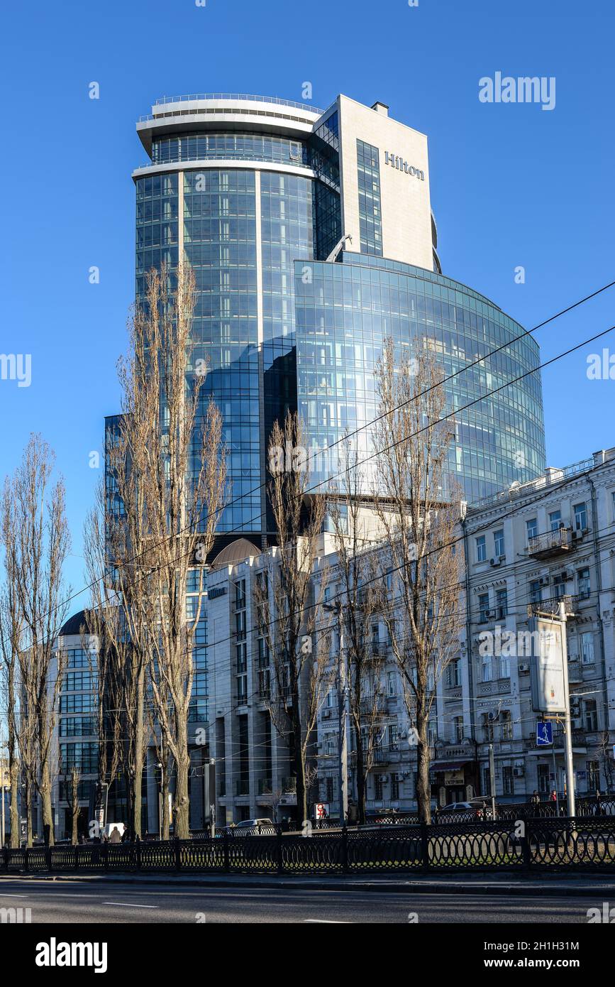 Kiew, Ukraine - April 8, 2018: Hilton Kiew ist 5-Sterne Hotel im Zentrum der Stadt mit schöner Aussicht auf die Stadt in Kiew, Ukraine. Stockfoto