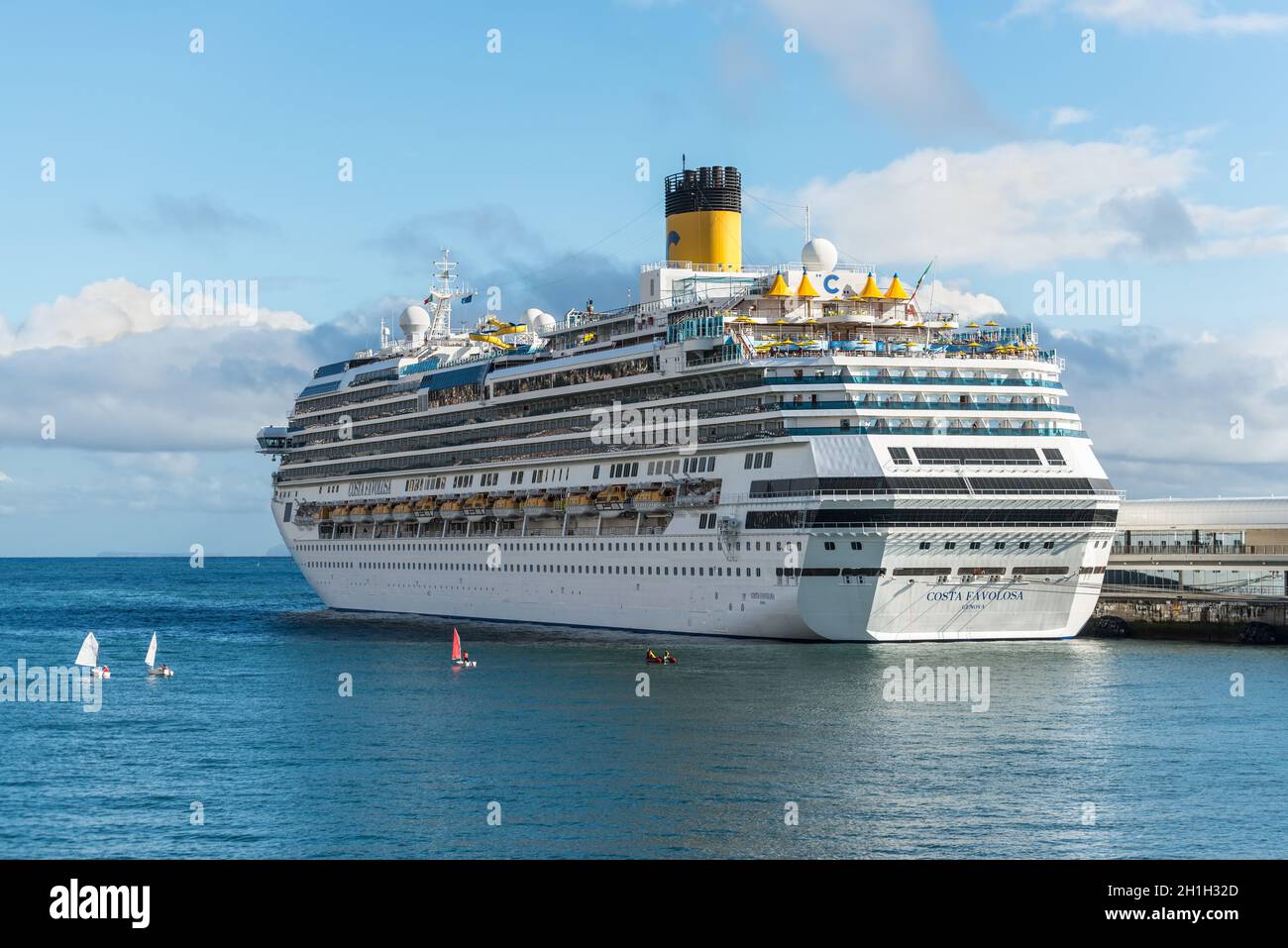 Funchal, Portugal - Dezember 10, 2016: Große luxuriöse weiße Kreuzfahrtschiff Costa Favolosa am Hafen von Funchal, Madeira, Portugal. Stockfoto