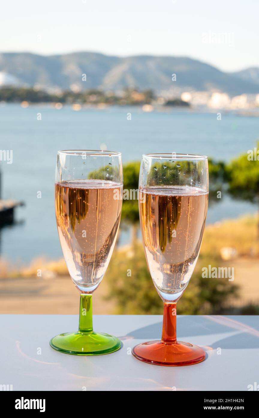 Sommerfest, trinken von Französisch Rose Champagner Sekt in Gläsern mit  Blick auf Fischer und Militärhafen von Toulon, Frankreich Stockfotografie -  Alamy