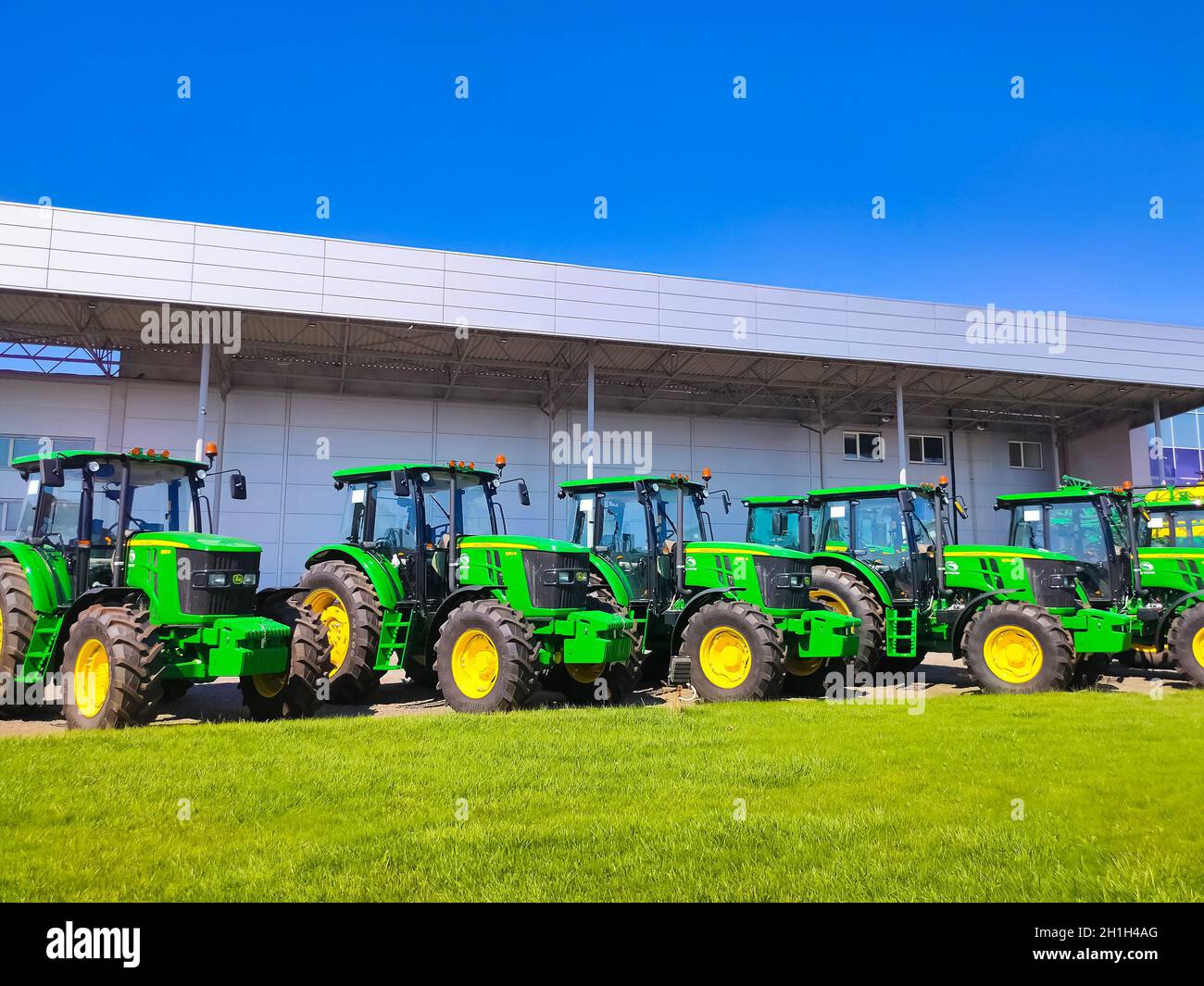 Kiew, Ukraine - 24. August 2020: Die leistungsstarken Traktoren im John Deer-Geschäft in Kiew, Ukraine, am 16. Juni 2020. Reihe brandneuer John Deere-Traktoren-Outs Stockfoto