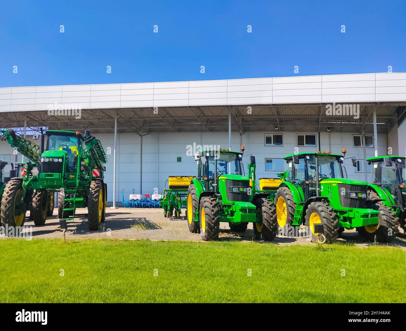 Kiew, Ukraine - 24. August 2020: Die leistungsstarken Traktoren im John Deer-Geschäft in Kiew, Ukraine, am 16. Juni 2020. Reihe brandneuer John Deere-Traktoren-Outs Stockfoto