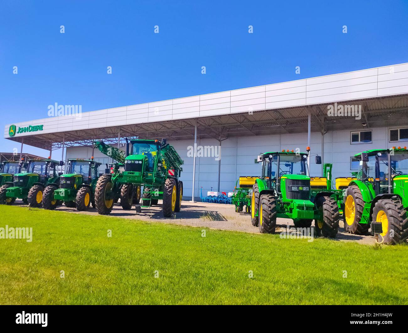 Kiew, Ukraine - 24. August 2020: Die leistungsstarken Traktoren im John Deer-Geschäft in Kiew, Ukraine, am 16. Juni 2020. Reihe brandneuer John Deere-Traktoren-Outs Stockfoto