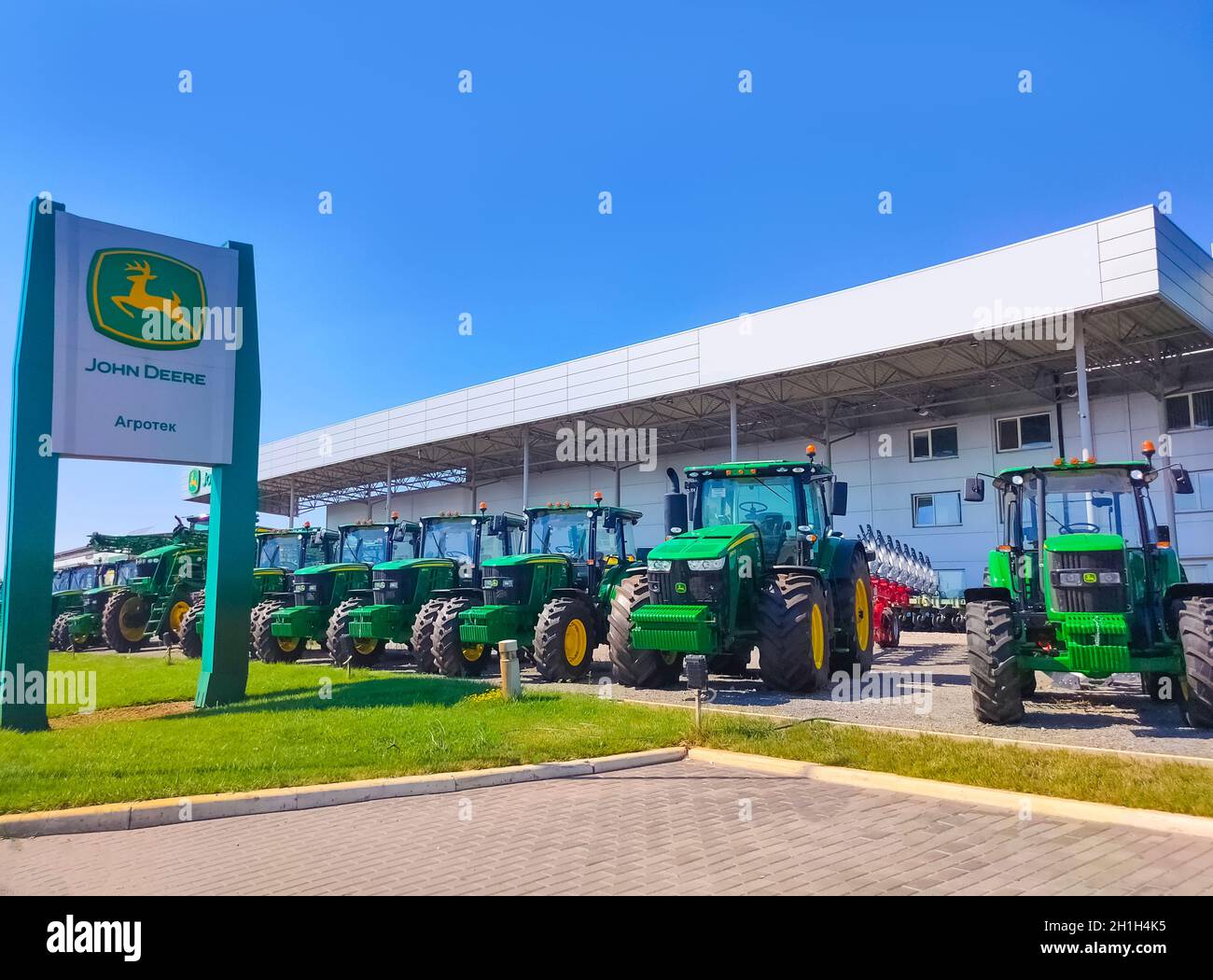 Kiew, Ukraine - 24. August 2020: Die leistungsstarken Traktoren im John Deer-Geschäft in Kiew, Ukraine, am 16. Juni 2020. Reihe brandneuer John Deere-Traktoren-Outs Stockfoto