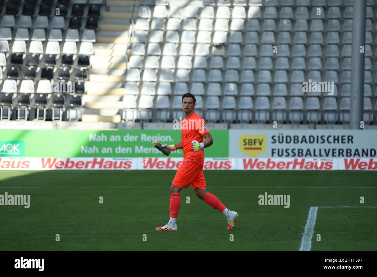 Mit geballter Faust feiert Dennis Klose (Rielasingen-Arlen) den Shut-Out im SBFV-Pokal Finale 2019/20: SV Oberachern - FC Rielasingen-Arlen Stockfoto