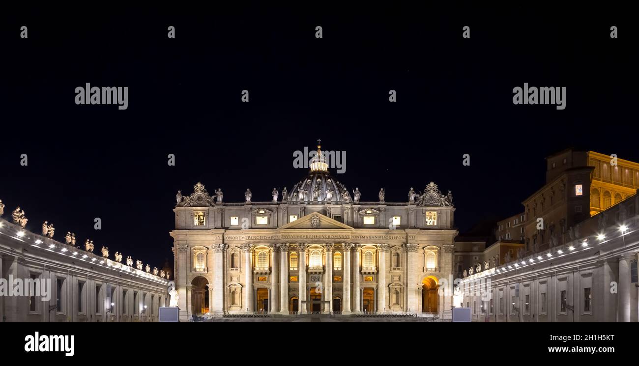 Päpstliche Basilika St. Peter in der Vatikanstadt bei Nacht beleuchtet, entworfen von Michelangelo und Bernini Stockfoto