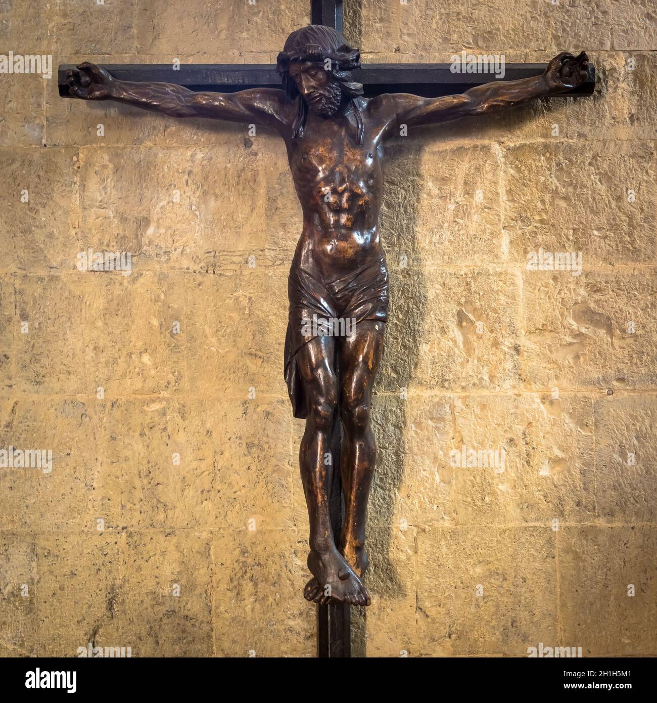 Altes italienisches Kruzifix aus Holz, mit Jesus Christus Symbol der Auferstehung und Erlösung Stockfoto